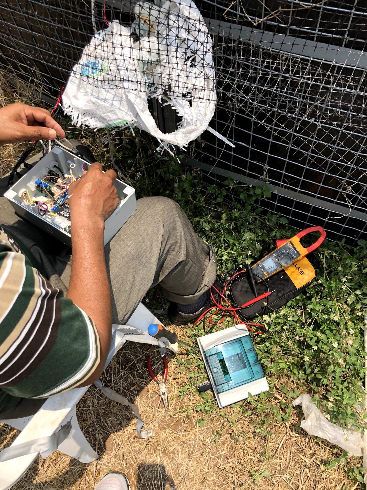 Instalación del dispositivo de telemetría: cableado, sensores y validación eléctrica con multímetro.